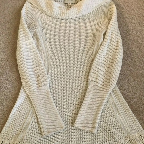 🔴 Angel of the North White Cowl Neck Sweater - Picture 5 of 6